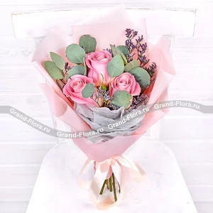 Нежные чувства - стильный букет-комплимент из роз с эвкалиптом Нежные чувства - стильный букет-комплимент из роз с эвкалиптом